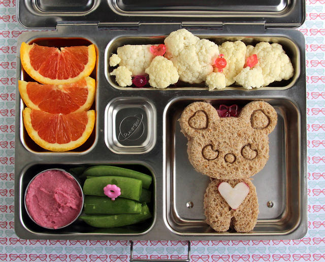 Cutie Bear Bento Lunch -- I love all the girly touches!