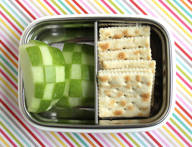 Checkered Apple and Cracker Snacker