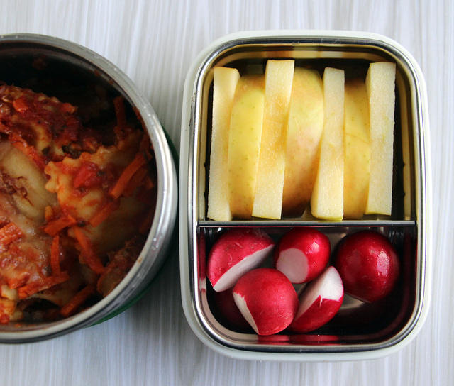 Ravioli thermos with apples and radishes