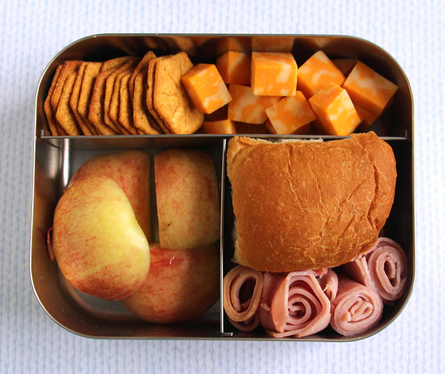 Bread, cheese and apples LunchBots Bento