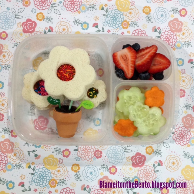 Sarah from Blame It on the Bento made a sweet lunch with flower cutters and leaf picks