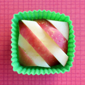 12 Ideas for Fun Christmas Lunches - "candy cane" apple
